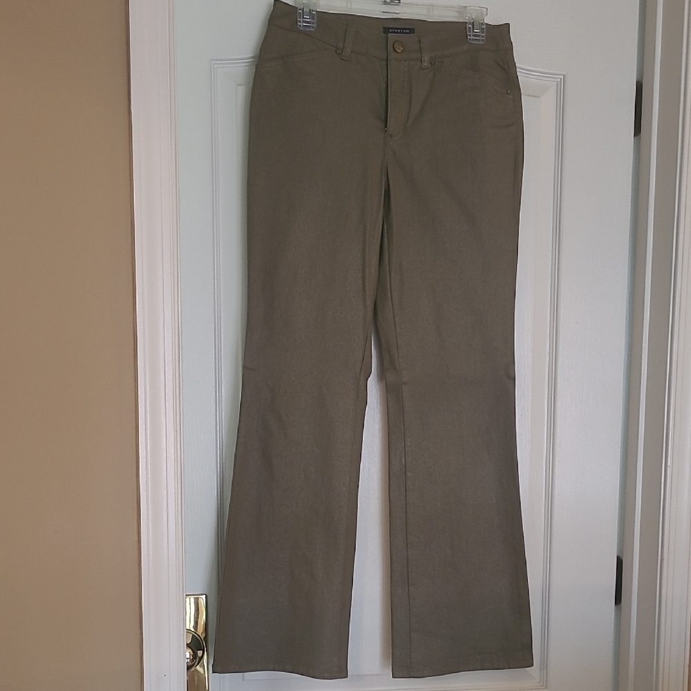 Jones New York Signature Stretch Size 4 Gold Colored Jean